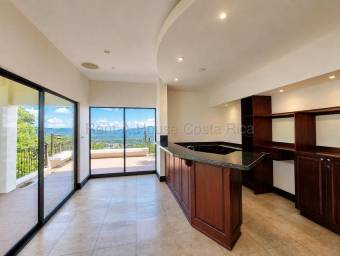 Se vende casa en Mora Colón 27-325