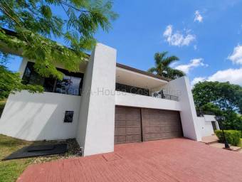 Se vende casa en Mora Colón 27-325