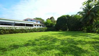 SE VENDE CASA CON PISCINA Y GRAN POTENCIAL DE INVERSION CERCA DEL MAR