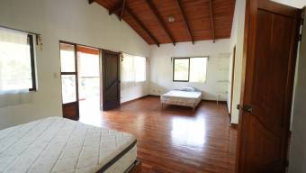 SE VENDE CASA CON PISCINA Y GRAN POTENCIAL DE INVERSION CERCA DEL MAR
