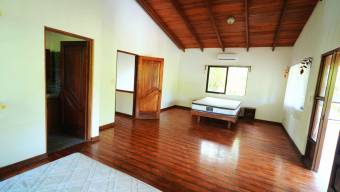 SE VENDE CASA CON PISCINA Y GRAN POTENCIAL DE INVERSION CERCA DEL MAR
