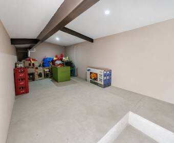 Commercial building for sale on Calle Meza, Alajuela.
