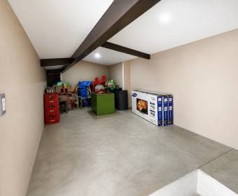 Commercial building for sale on Calle Meza, Alajuela.