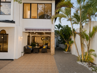 Casa independiente de 2 plantas a la venta en La Caraña, Piedades de Santa Ana
