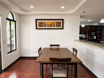 Casa independiente de 2 plantas a la venta en La Caraña, Piedades de Santa Ana