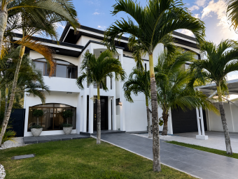 Casa independiente de 2 plantas a la venta en La Caraña, Piedades de Santa Ana