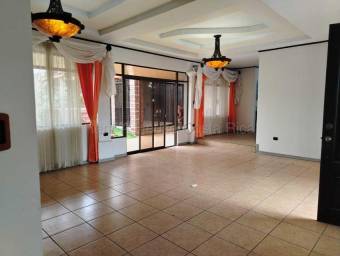 Venta de Casa en Mercedes de Heredia. RAH 27-404