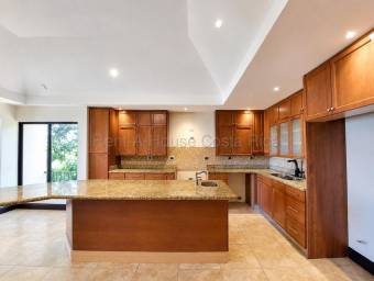 Venta de Casa de Lujo en Ciudad Colón. RAH 27-325
