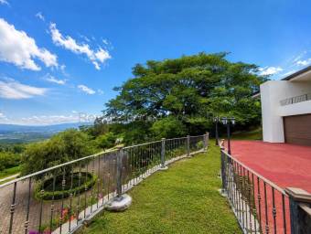Venta de Casa de Lujo en Ciudad Colón. RAH 27-325