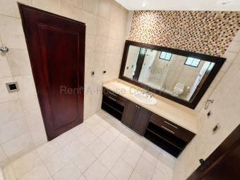 Venta de Casa de Lujo en Ciudad Colón. RAH 27-325