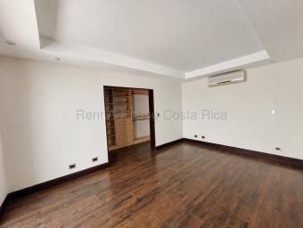 Venta de Casa de Lujo en Ciudad Colón. RAH 27-325