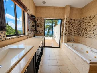 Venta de Casa de Lujo en Ciudad Colón. RAH 27-325