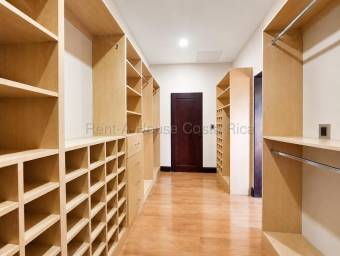 Venta de Casa de Lujo en Ciudad Colón. RAH 27-325