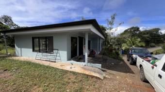 VENTA DE FINCA DE 8.1 HA CON DOS CASAS Y FRENTE DE RIO EN LAS MESAS, PEREZ ZELEDON