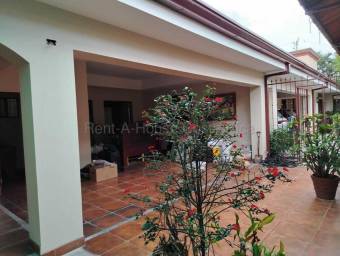 Se alquila casa en La Ribera Belén 27-379