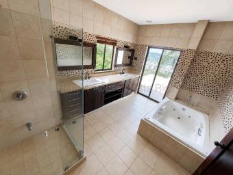 Se vende casa en Ciudad Colón Mora 27-325