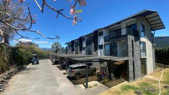 Venta de Casa de 3 Niveles en Piedades de Santa Ana. RAH 27-132