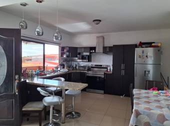 Se Vende 1 Casa y 2 Apartamentos Adjuntos en Llorente de Tibás , San Jose