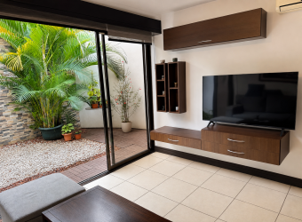 Casa tipo townhouse en venta en Condominio Santa Ana Hills