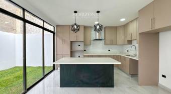 Estrene Casa con 5 Habitaciones 1 En Primer Nivel Condominio Distrito San Juan nja1170