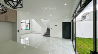 Estrene Casa con 5 Habitaciones 1 En Primer Nivel Condominio Distrito San Juan nja1170