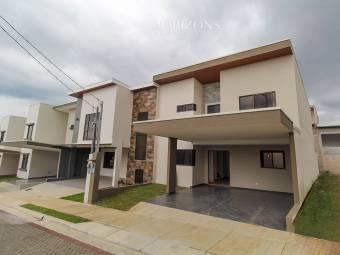 ¡Casa Nueva! de 3 Habitaciones y Oficina  Sala de TV en Condominio Distrito San Juan nja1