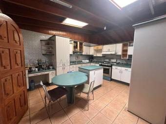 Se vende casa en San Vicente Moravia 27-9