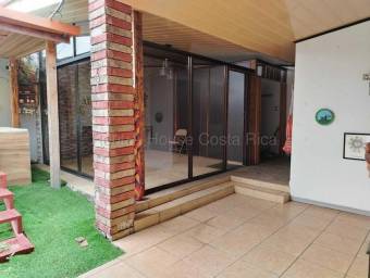 Venta de Casa en Mercedes de Heredia. RAH 27-404