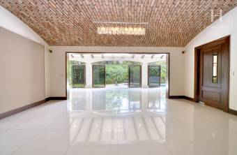 Se Vende Casa de Lujo en Condominio Bosque de Lindora, Santa Ana 4 Habitaciones más Oficin