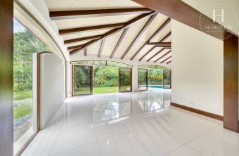 Se Vende Casa de Lujo en Condominio Bosque de Lindora, Santa Ana 4 Habitaciones más Oficin