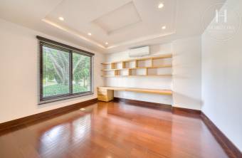 Se Vende Casa de Lujo en Condominio Bosque de Lindora, Santa Ana 4 Habitaciones más Oficin