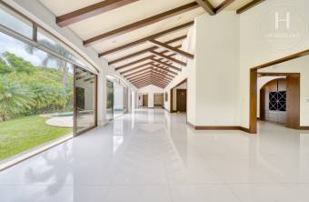 Se Vende Casa de Lujo en Condominio Bosque de Lindora, Santa Ana 4 Habitaciones más Oficin