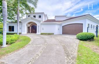 Se Vende Casa de Lujo en Condominio Bosque de Lindora, Santa Ana 4 Habitaciones más Oficin