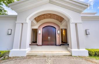 Se Vende Casa de Lujo en Condominio Bosque de Lindora, Santa Ana 4 Habitaciones más Oficin