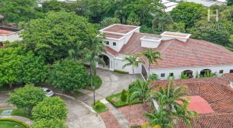 Se Vende Casa de Lujo en Condominio Bosque de Lindora, Santa Ana 4 Habitaciones más Oficin
