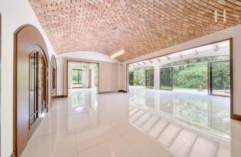 Se Vende Casa de Lujo en Condominio Bosque de Lindora, Santa Ana 4 Habitaciones más Oficin