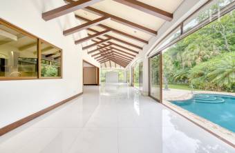 Se Vende Casa de Lujo en Condominio Bosque de Lindora, Santa Ana 4 Habitaciones más Oficin
