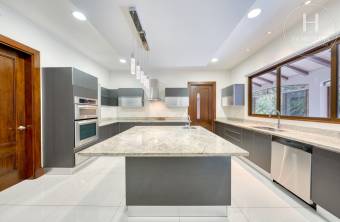 Se Vende Casa de Lujo en Condominio Bosque de Lindora, Santa Ana 4 Habitaciones más Oficin
