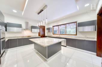 Se Vende Casa de Lujo en Condominio Bosque de Lindora, Santa Ana 4 Habitaciones más Oficin