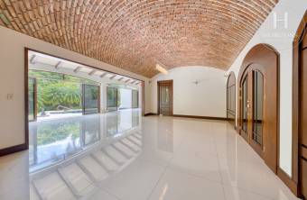 Se Vende Casa de Lujo en Condominio Bosque de Lindora, Santa Ana 4 Habitaciones más Oficin
