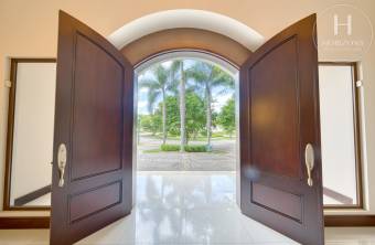 Se Vende Casa de Lujo en Condominio Bosque de Lindora, Santa Ana 4 Habitaciones más Oficin