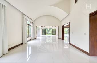 Se Vende Casa de Lujo en Condominio Bosque de Lindora, Santa Ana 4 Habitaciones más Oficin