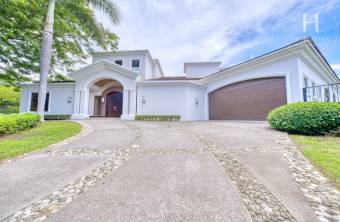 Se Vende Casa de Lujo en Condominio Bosque de Lindora, Santa Ana 4 Habitaciones más Oficin