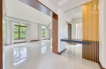 Se Vende Casa de Lujo en Condominio Bosque de Lindora, Santa Ana 4 Habitaciones más Oficin
