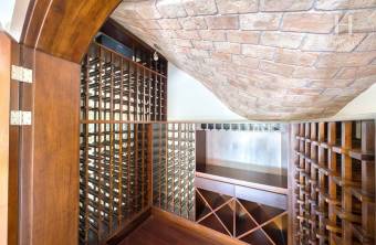 Se Vende Casa de Lujo en Condominio Bosque de Lindora, Santa Ana 4 Habitaciones más Oficin