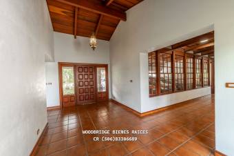 Casa en venta Escazú rodeada de jardines $1.800.000 /1 piso
