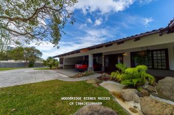 Casa en venta Escazú rodeada de jardines $1.800.000 /1 piso