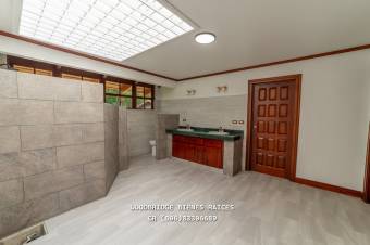 Casa en venta Escazú rodeada de jardines $1.800.000 /1 piso