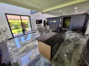 Spectacular house for sale with an apartment in Los Reyes gated community.