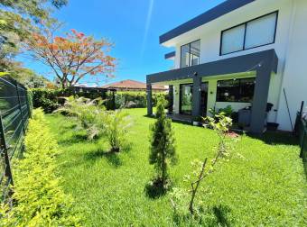 Spectacular house for sale with an apartment in Los Reyes gated community.